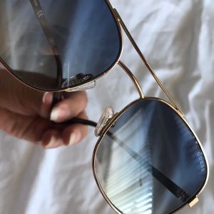 Like new authentic unisex Guess sunglasses.